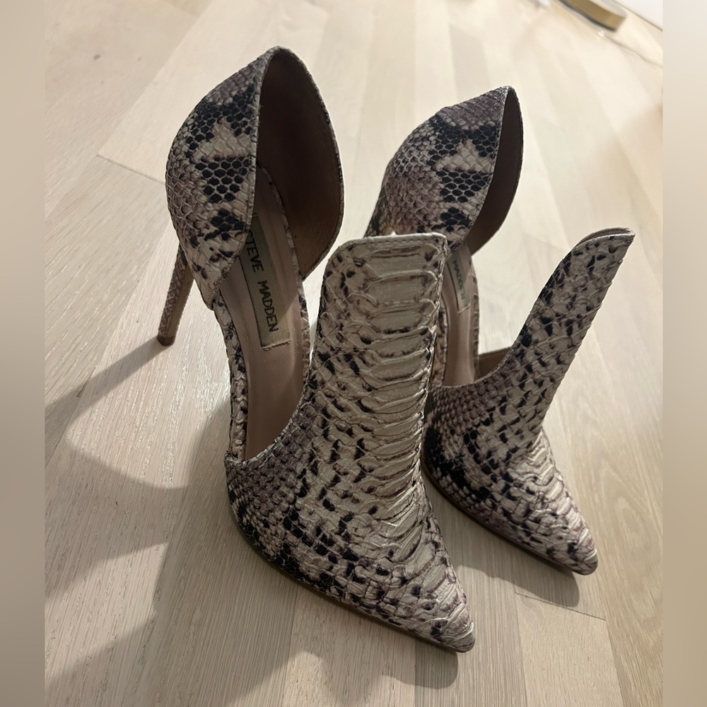 Steve Madden snake skin shoes